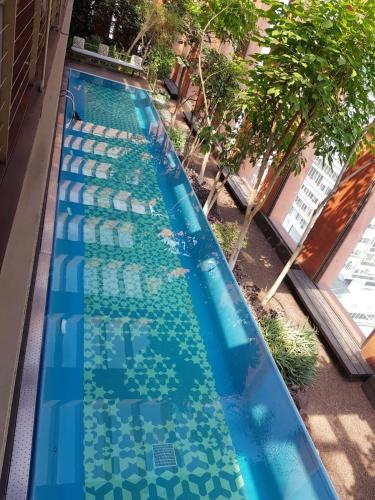 an overhead view of a swimming pool with blue water at CoLiving Suite, Arquitectura & Vista Premium in Mexico City