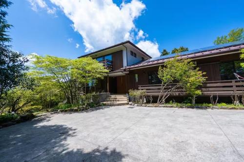 温泉かけ流しとBBQが楽しめる 280sqmのラグジュアリーな箱根貸切別荘 芦ノ湖の眺望