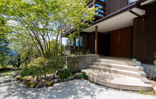 温泉かけ流しとBBQが楽しめる 280sqmのラグジュアリーな箱根貸切別荘 芦ノ湖の眺望