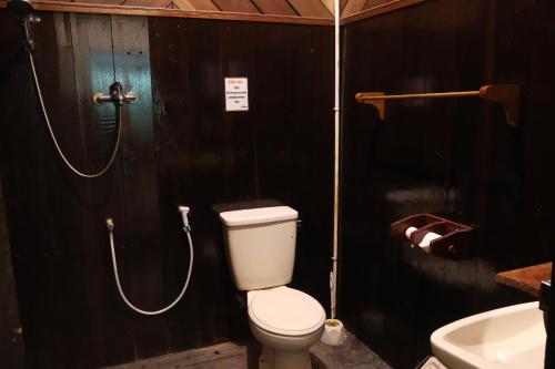 a bathroom with a toilet and a shower at Rimba Orangutan Ecolodge in Kampungcina