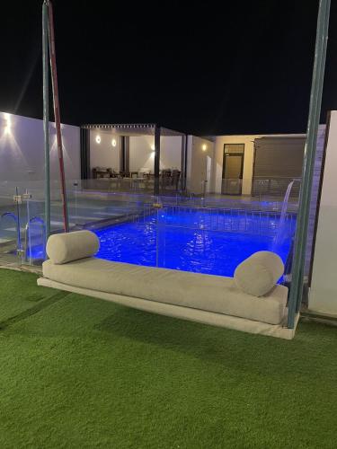 a large swimming pool at night with aitating at اكواخ اثينا الفندقية in Jeddah
