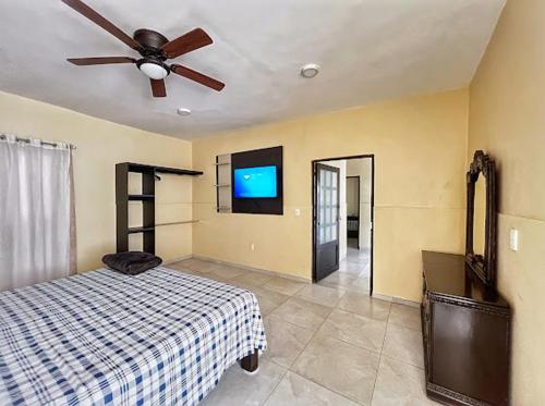 ein Schlafzimmer mit Bett und Deckenventilator in der Unterkunft Finca Cuexco in Cuescomatitlán