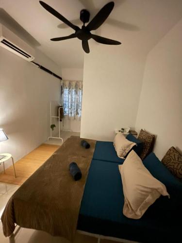 a bedroom with a large bed with a ceiling fan at Rumah Inap Wancu formuslim in Gambang