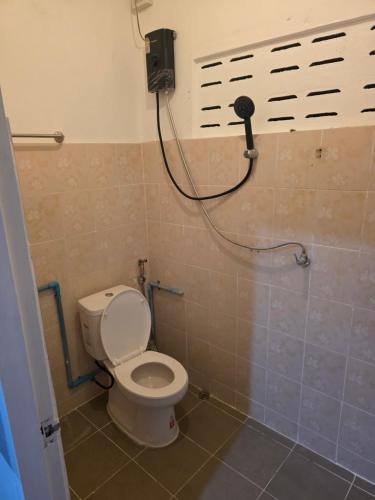 a bathroom with a toilet and a shower at Khao Ban Eings in Sena