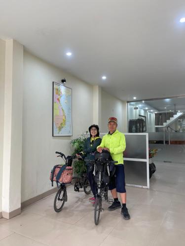 a man and woman standing with their bikes in a building at Phúc Đức Hotel có xuất hoá đơn VAT in Thanh Hóa