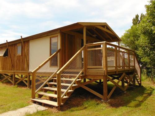 Cabane sur pilotis avec terrasse et cuisine équipée - API-1-52-1492