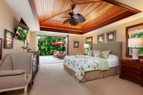a bedroom with a bed and a ceiling fan at ❤PiH❤ Aloha Palms~ Fully Detached Home Beach Gear Bikes in Waikoloa