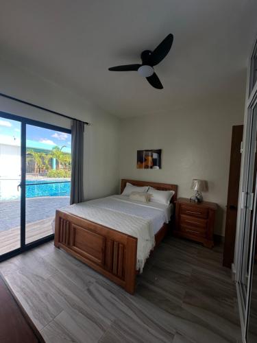 a bedroom with a bed and a ceiling fan at Doña Dinde Vacacional in Punta Cana