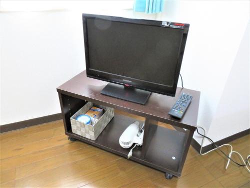 a computer monitor on a cart with a keyboard and mouse at 札幌市中心部大通公園まで徒歩八分観光移動に便利なロケーションp311B in Sapporo