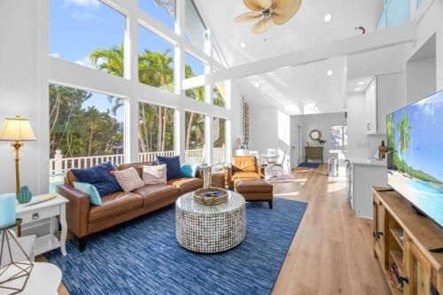 a living room with a couch and a tv at Amarelo Sol in Captiva