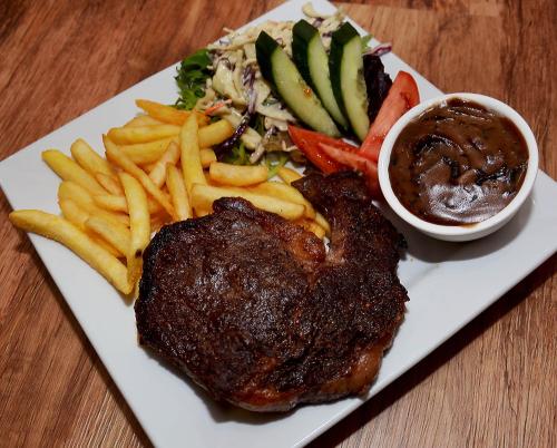 ein Teller mit Steak und Pommes frites in der Unterkunft Wheatsheaf Hotel in Price