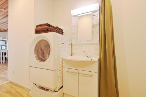 a bathroom with a washing machine and a sink at V Close to Kojiya sta 15 min to Haneda Roof top B in Tokyo