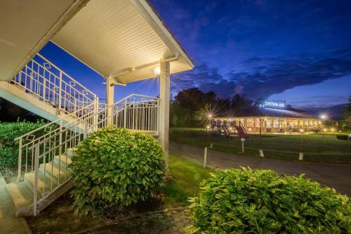 a view of a building at night with lights at Aliotel in Cazères-sur-lʼAdour
