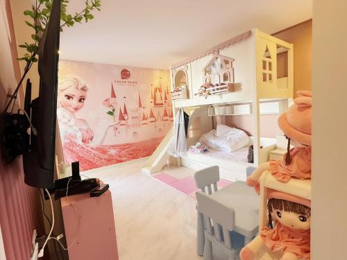 a room with a doll house with a tv in it at Pool villa Cream Darin in Ban Hua Phrong