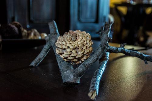 two sticks with a pine cone on top of a table at Theasis suites-Ορεινή Φιλοξενία in Kato Trikala Korinthias