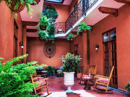 un patio con sillas y plantas en un edificio en La Isabela Suites en Panamá