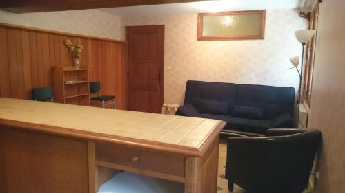 ein Wohnzimmer mit einem Tisch und einem Sofa in der Unterkunft La Capelette in Ax-les-Thermes