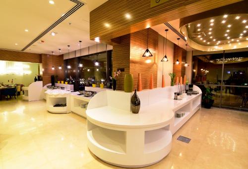 a store with a vase sitting on a white counter at Best Western Plus Pearl Creek in Dubai