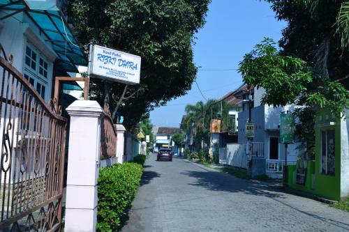 a street with a sign for aasyasyoice sign on a pole at Cipta Guesthouse in Yogyakarta