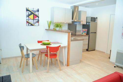 a kitchen and dining room with a table and chairs at Appartement Alouette France in Pessac