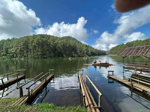 a group of people in a boat on a lake at โบว์ โฮมสเตย์ปางอุ๋ง in Ban Huai Makhuea Som