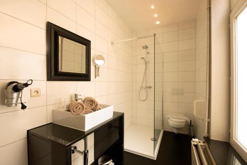 a bathroom with a shower and a sink and a toilet at Guesthouse Vakantie Logies Hollywood in Bruges