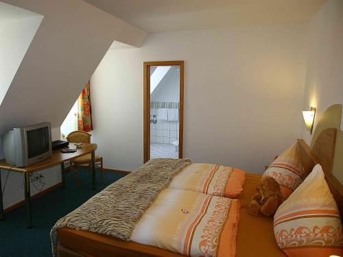 een hotelkamer met een bed en een televisie bij Gasthof zur Post in Neunkirchen am Brand