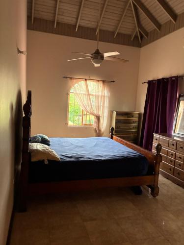 Llit o llits en una habitació de Bogue Estates