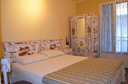 a bedroom with a bed and a mirror at Albergo La Pace in Pradleve