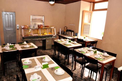 un comedor con mesas y sillas en un restaurante en Hotel Plaza Riazor, en Río de Janeiro