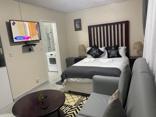 D-Low's Studio Apartment in the Avenues