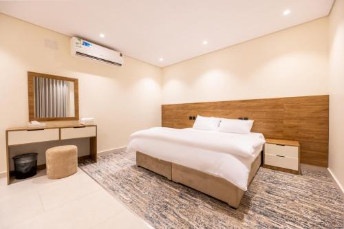 a hotel room with a large bed and a mirror at Rewaq Resident رواق ريزدنت in Medina