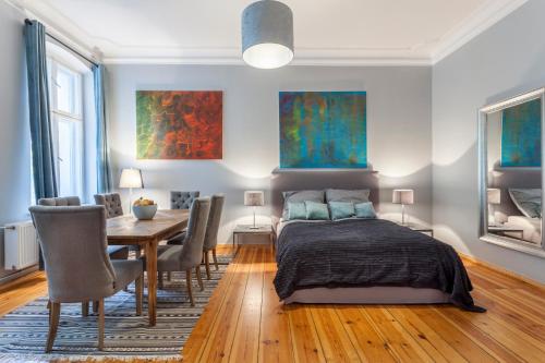 1 dormitorio con 1 cama, mesa y sillas en GreatStay Apartment - Paul Robeson Str. en Berlín