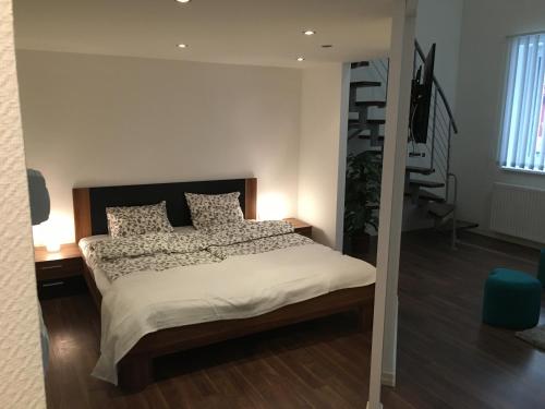ブダペストにあるZichy 34 Apartmentのベッドルーム1室(大型ベッド1台、階段付)