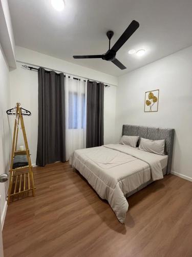 a bedroom with a bed with a ceiling fan at De' Moysis Homestay in Batu Caves