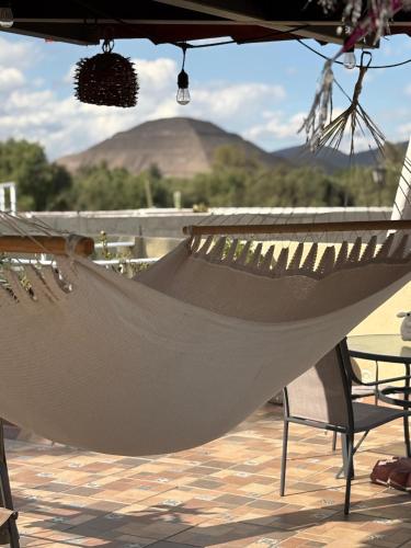 Eine Hängematte auf einer Terrasse mit einem Berg im Hintergrund in der Unterkunft Teoti Querido in San Juan Teotihuacán