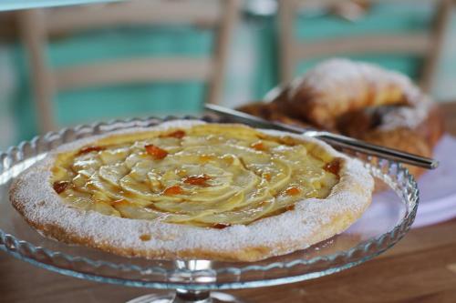 un panino su un piatto di vetro su un tavolo di Alla Bigattiera a Osimo