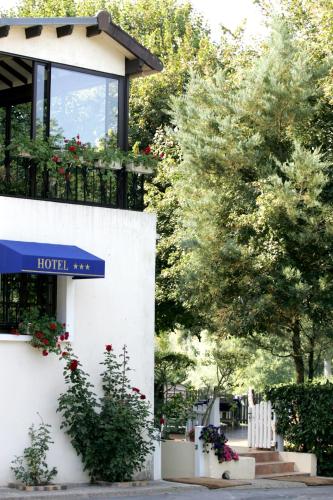 a building with a sign for a hotel at LOGIS - Hôtel & Restaurant Le Gonfalon in Germigny-lʼEvêque