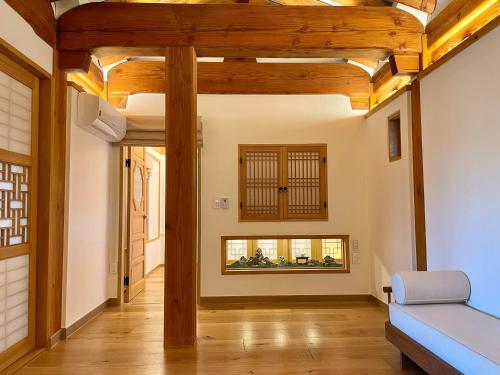 a living room with wooden ceilings and a blue couch at 응정헌 in Seoul