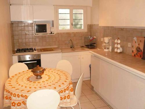 a kitchen with a table and some chairs and a counter at Appartement Centre Ville Tours in Tours