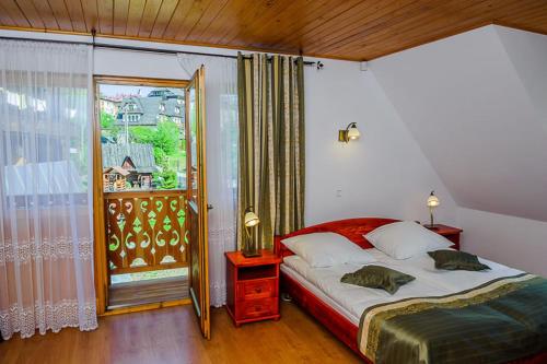 Un pat sau paturi într-o cameră la Dom Chata Kowala