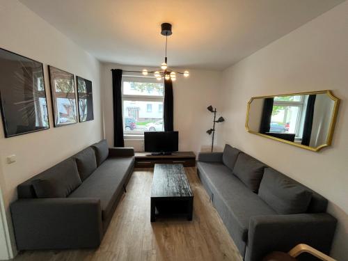 ein Wohnzimmer mit Sofa und Tisch in der Unterkunft Small Sally in Gladbeck