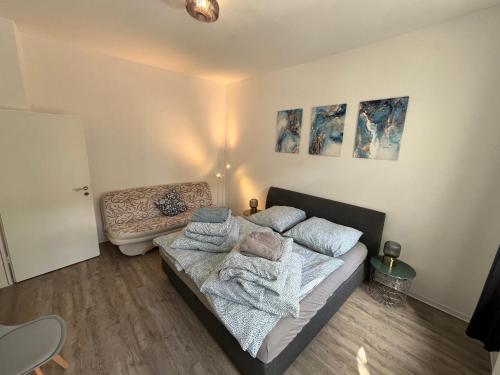 ein Wohnzimmer mit einem Bett und einer Couch in der Unterkunft Small Sally in Gladbeck