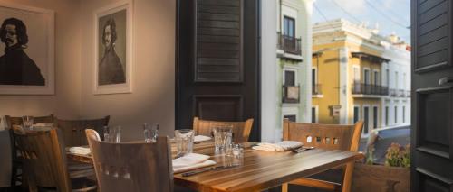 a room with a table, chairs, and a window at Decanter Hotel in San Juan
