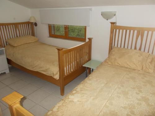 1 dormitorio con 2 camas, mesa y ventana en Gite Quatre Saisons 2, en Limoux