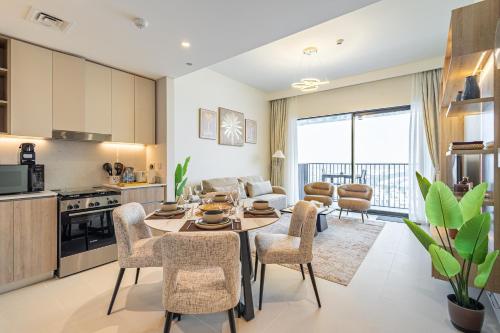 Superhost - 1BR Apartment , Pool & Gym , Near Dubai Hills Mall