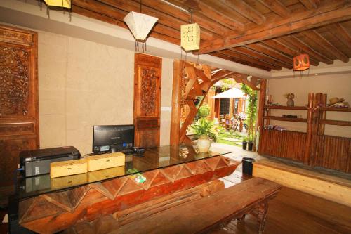 a living room with a table and a bench at Cabin 7 Inn in Dali