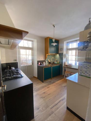 a kitchen with a stove and a counter top at Ca' Il Guscio in Cortina dʼAmpezzo
