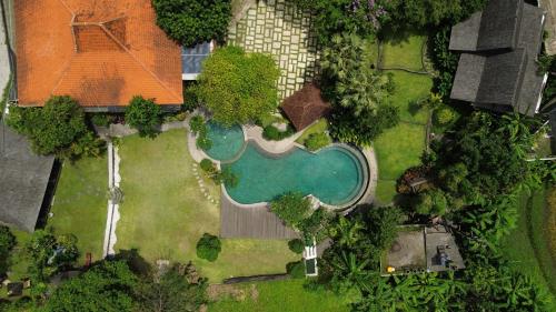 an overhead view of a yard with a swimming pool at Natajiwa Village, close to Canggu and Seminyak in Seminyak