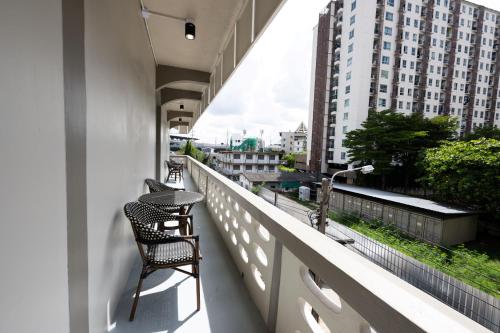 a balcony with chairs and a view of a city at ดอนเมือง 302 Near DMK Airport BTS Wat PhraSi in Bang Khen